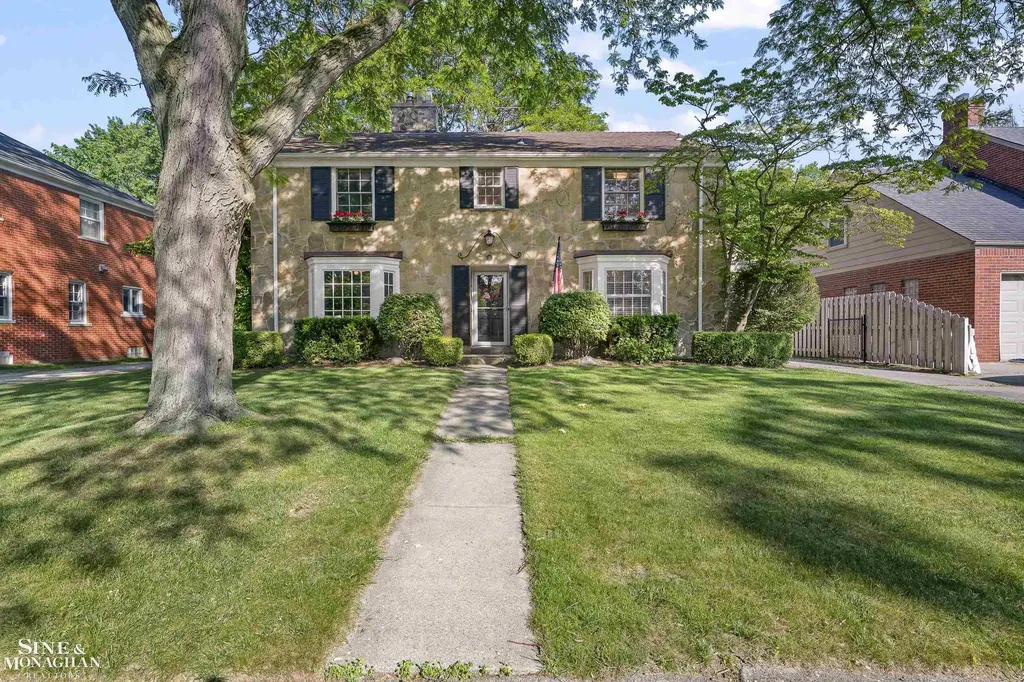 8 Radnor Circle Grosse Pointe Farms City MI 48236