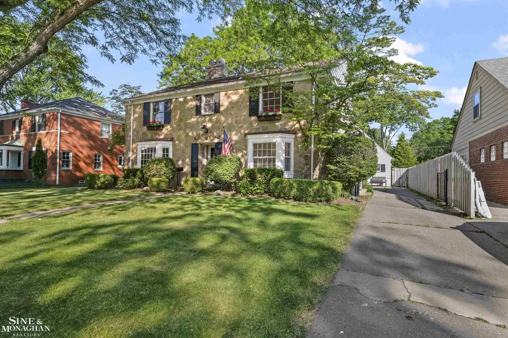 8 Radnor Circle Grosse Pointe Farms City MI 48236