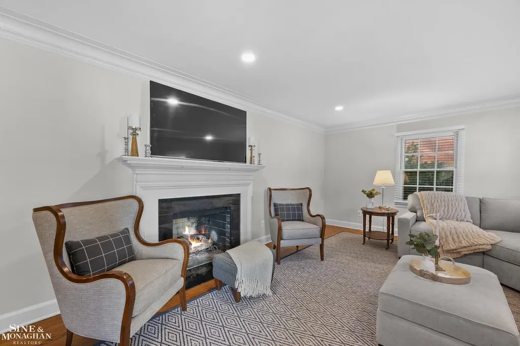 8 Radnor Circle Grosse Pointe Farms City MI 48236