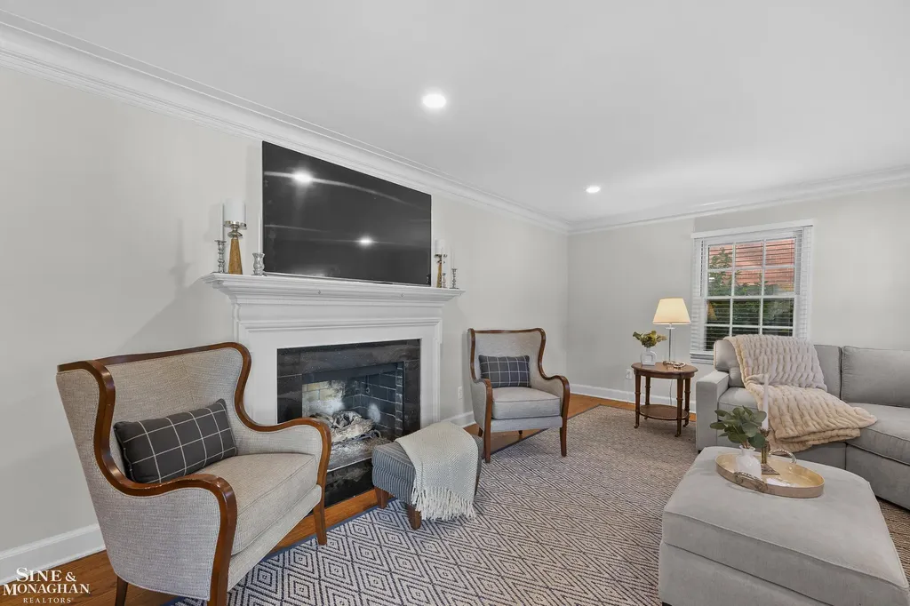 8 Radnor Circle Grosse Pointe Farms City MI 48236