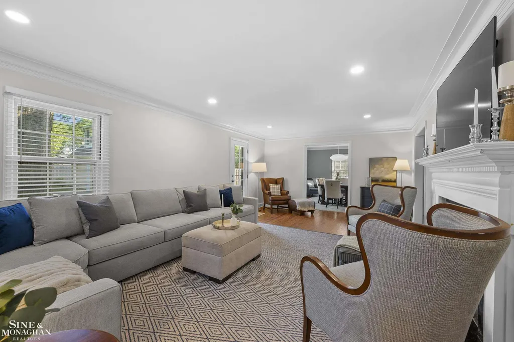 8 Radnor Circle Grosse Pointe Farms City MI 48236