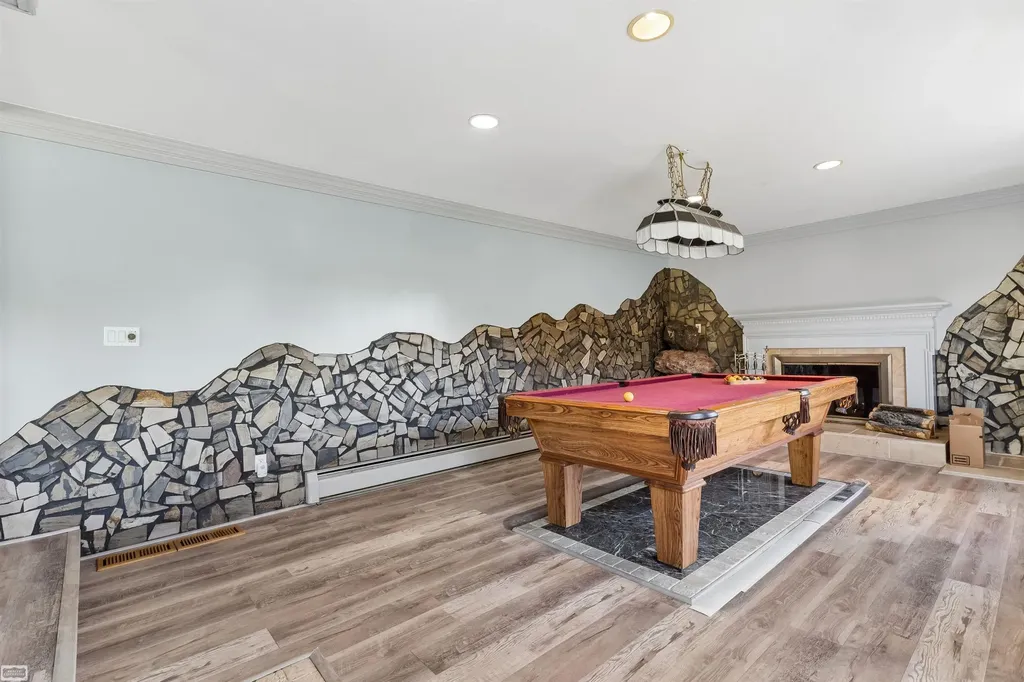 28697 South River Road Harrison Charter Township MI 48045