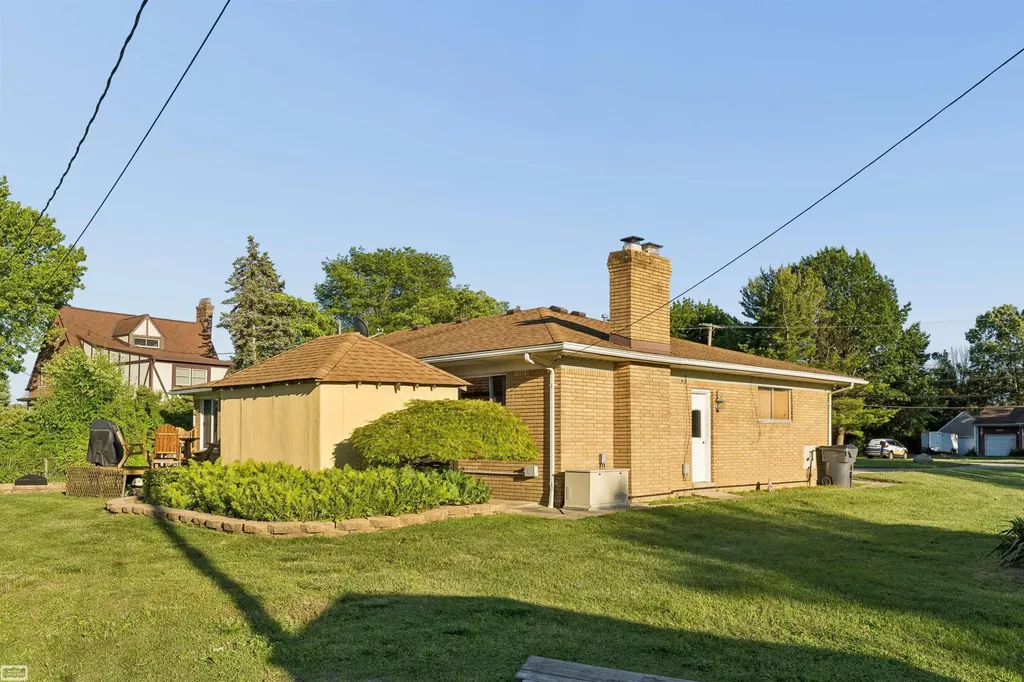 28697 South River Road Harrison Charter Township MI 48045