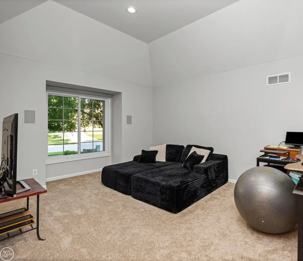 55261 Kingsway Drive Shelby Charter Township MI 48316