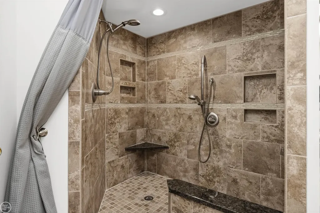 55261 Kingsway Drive Shelby Charter Township MI 48316
