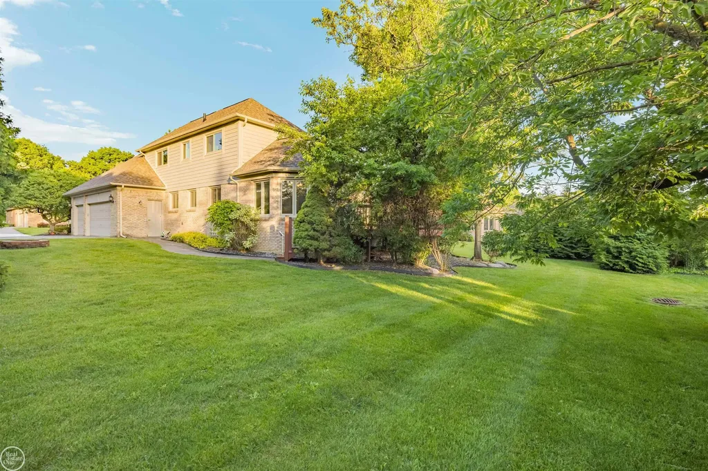 55261 Kingsway Drive Shelby Charter Township MI 48316