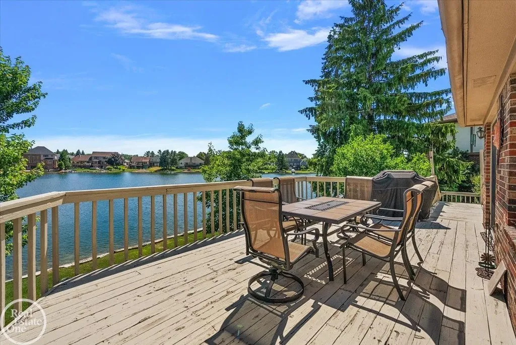 3286 Sandy Pt. Drive Shelby Charter Township MI 48316