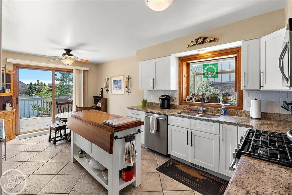 3286 Sandy Pt. Drive Shelby Charter Township MI 48316