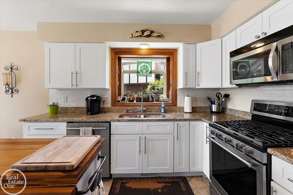 3286 Sandy Pt. Drive Shelby Charter Township MI 48316
