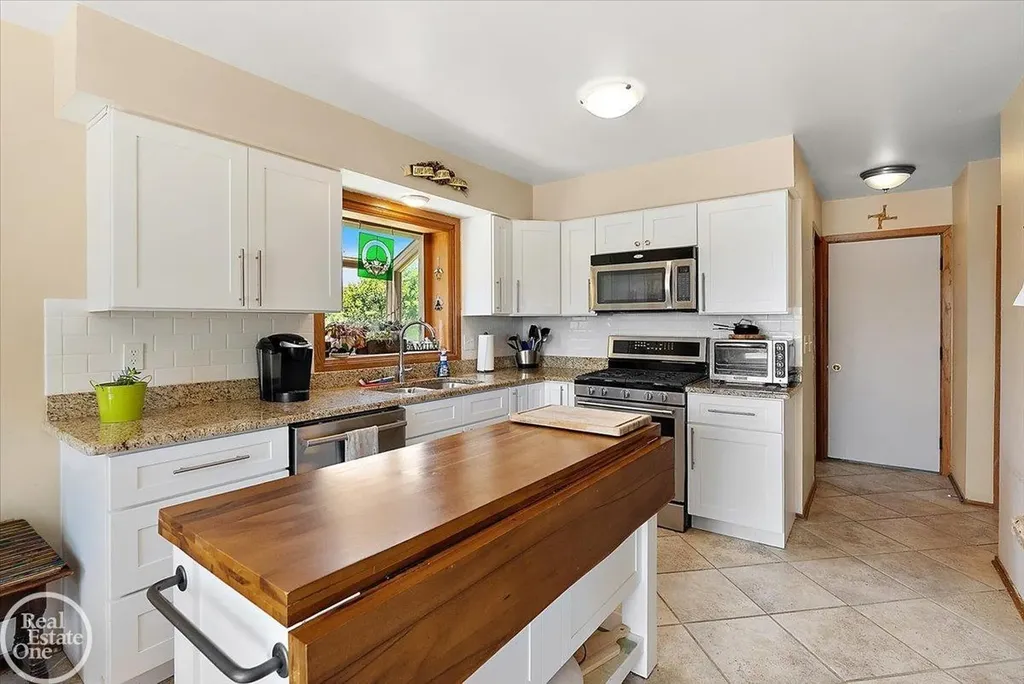 3286 Sandy Pt. Drive Shelby Charter Township MI 48316