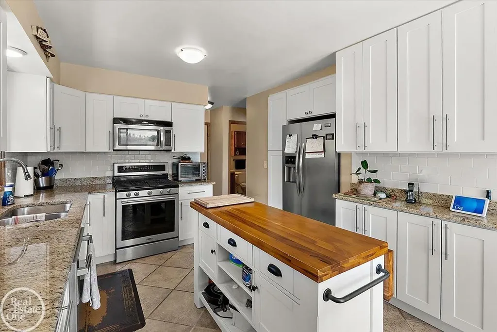 3286 Sandy Pt. Drive Shelby Charter Township MI 48316