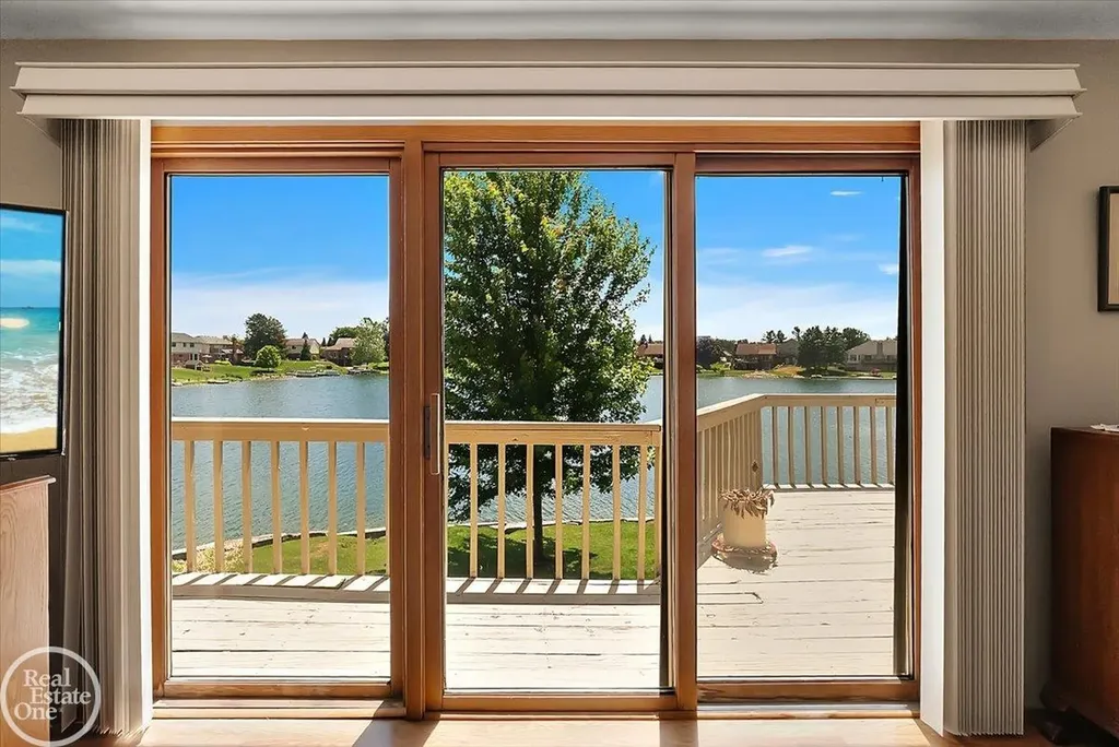 3286 Sandy Pt. Drive Shelby Charter Township MI 48316