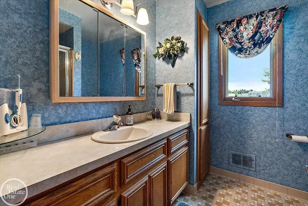 3286 Sandy Pt. Drive Shelby Charter Township MI 48316