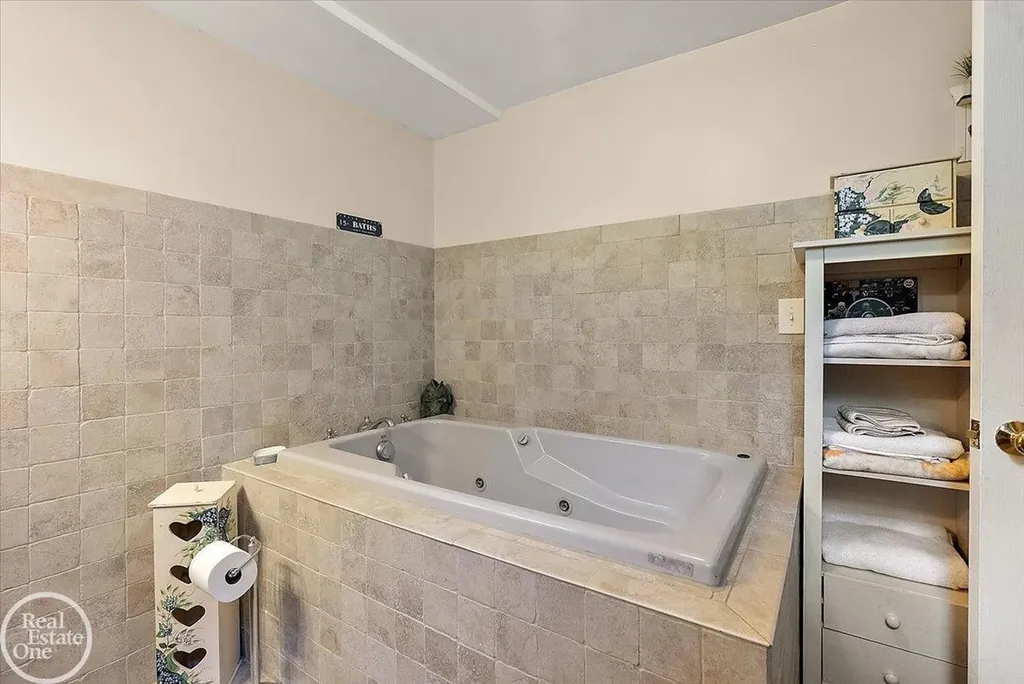 3286 Sandy Pt. Drive Shelby Charter Township MI 48316