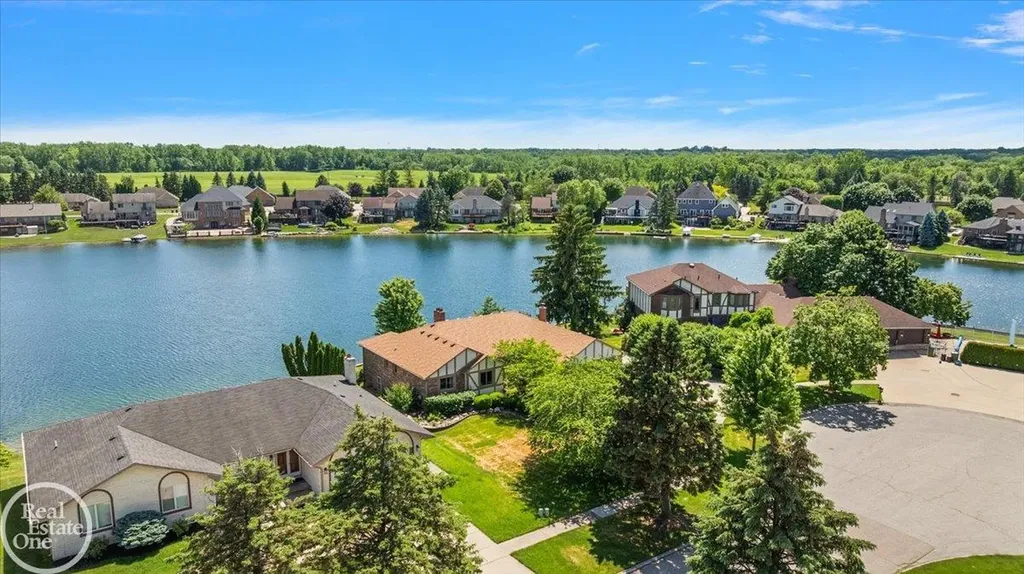 3286 Sandy Pt. Drive Shelby Charter Township MI 48316