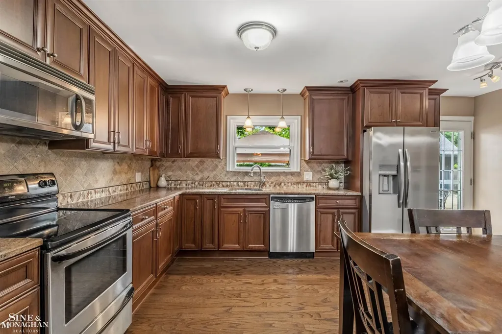 586 University Place Grosse Pointe City MI 48230