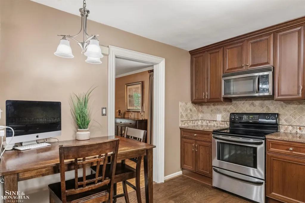 586 University Place Grosse Pointe City MI 48230
