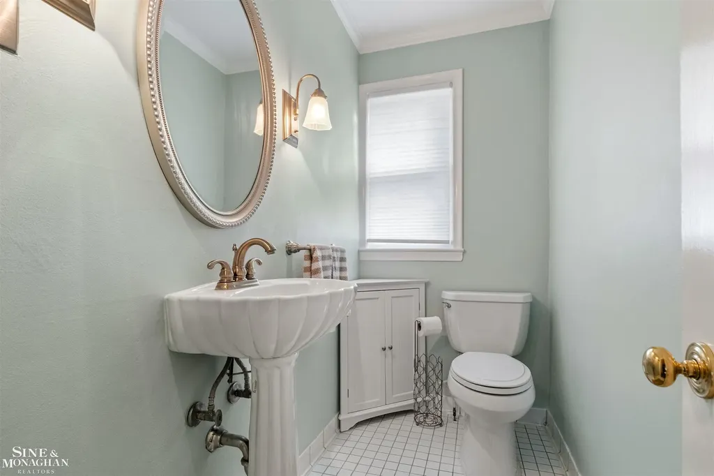586 University Place Grosse Pointe City MI 48230