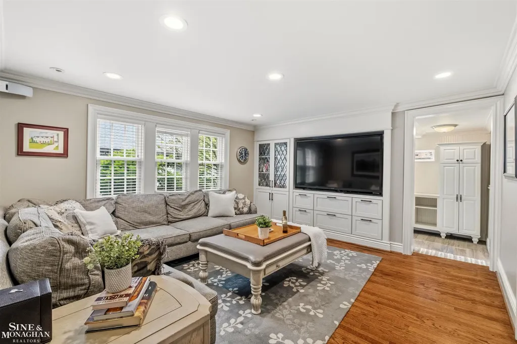 586 University Place Grosse Pointe City MI 48230