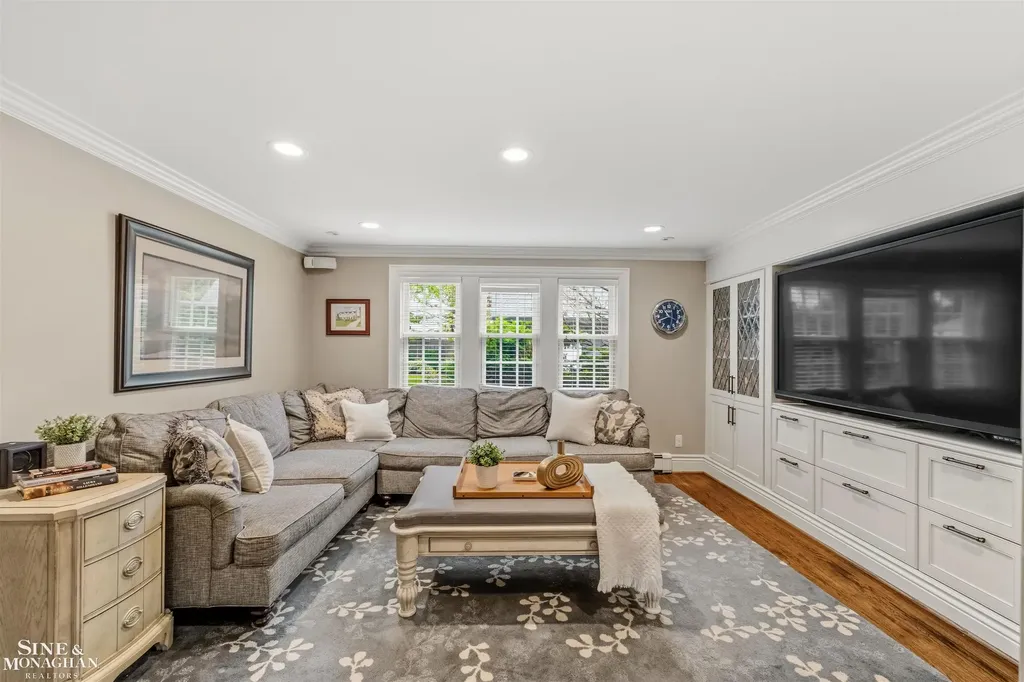 586 University Place Grosse Pointe City MI 48230