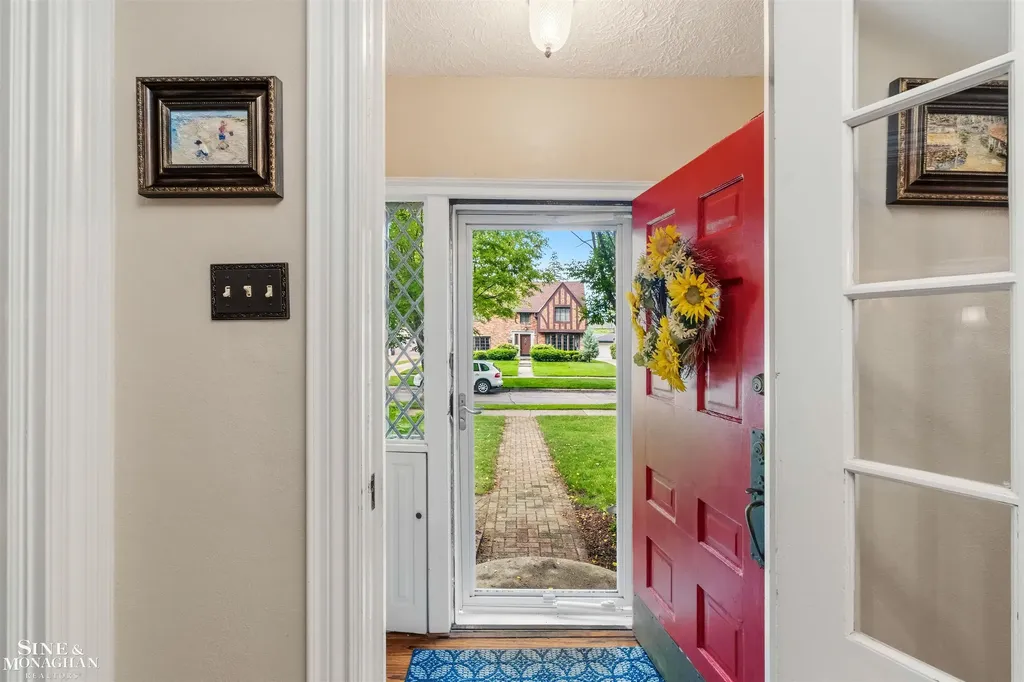 586 University Place Grosse Pointe City MI 48230