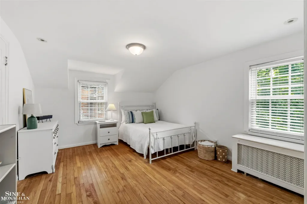 586 University Place Grosse Pointe City MI 48230