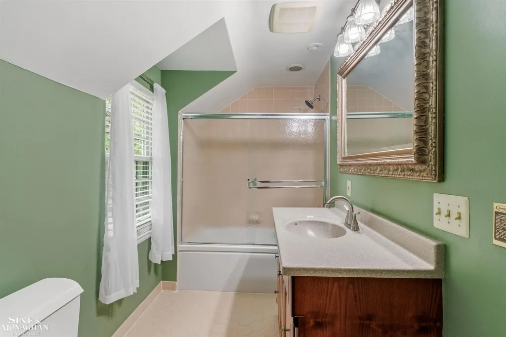 586 University Place Grosse Pointe City MI 48230
