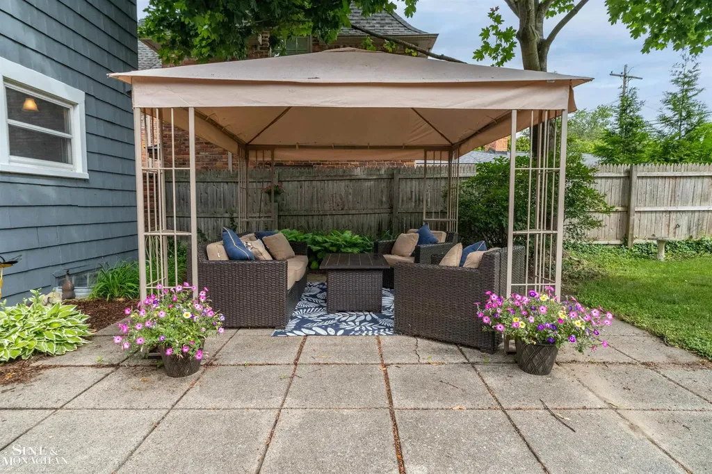 586 University Place Grosse Pointe City MI 48230