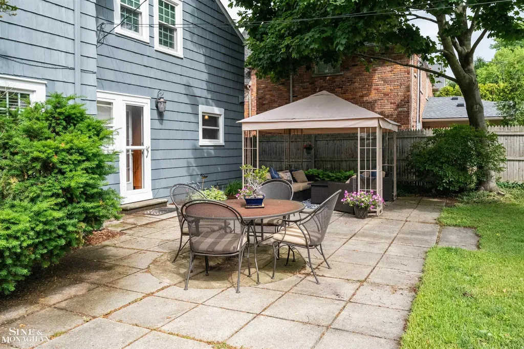 586 University Place Grosse Pointe City MI 48230
