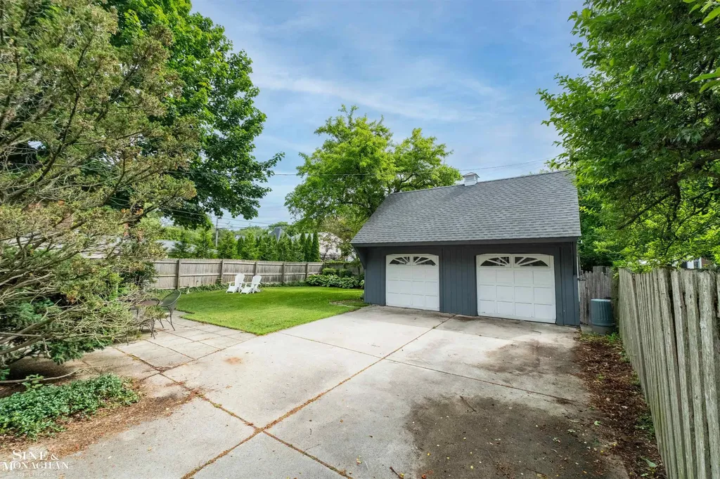 586 University Place Grosse Pointe City MI 48230