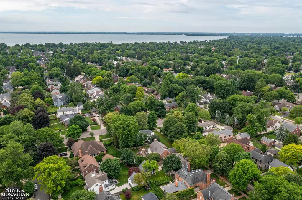 586 University Place Grosse Pointe City MI 48230