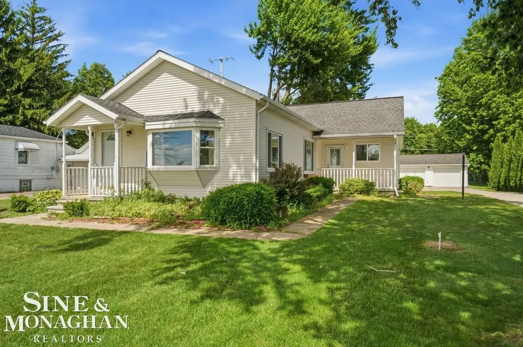 6036 River Road East China Township MI 48054