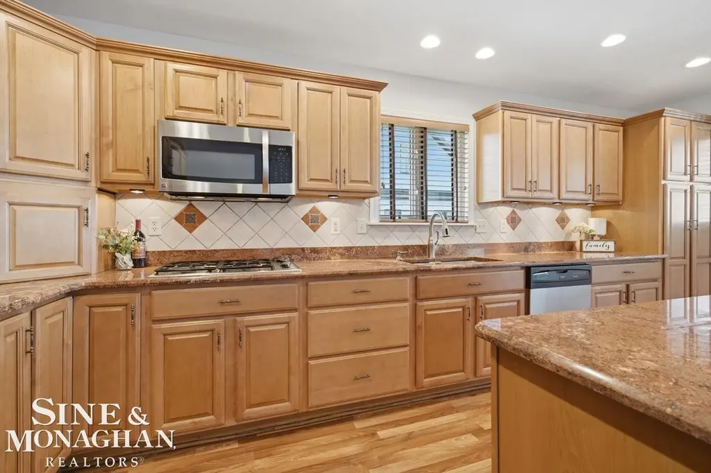 6036 River Road East China Township MI 48054