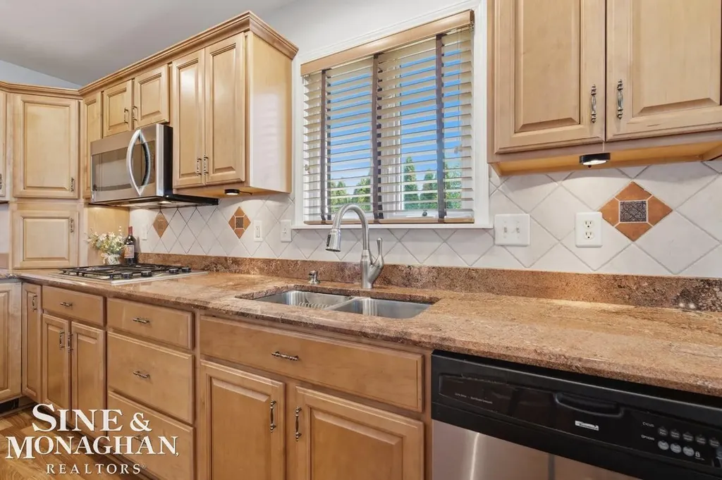 6036 River Road East China Township MI 48054