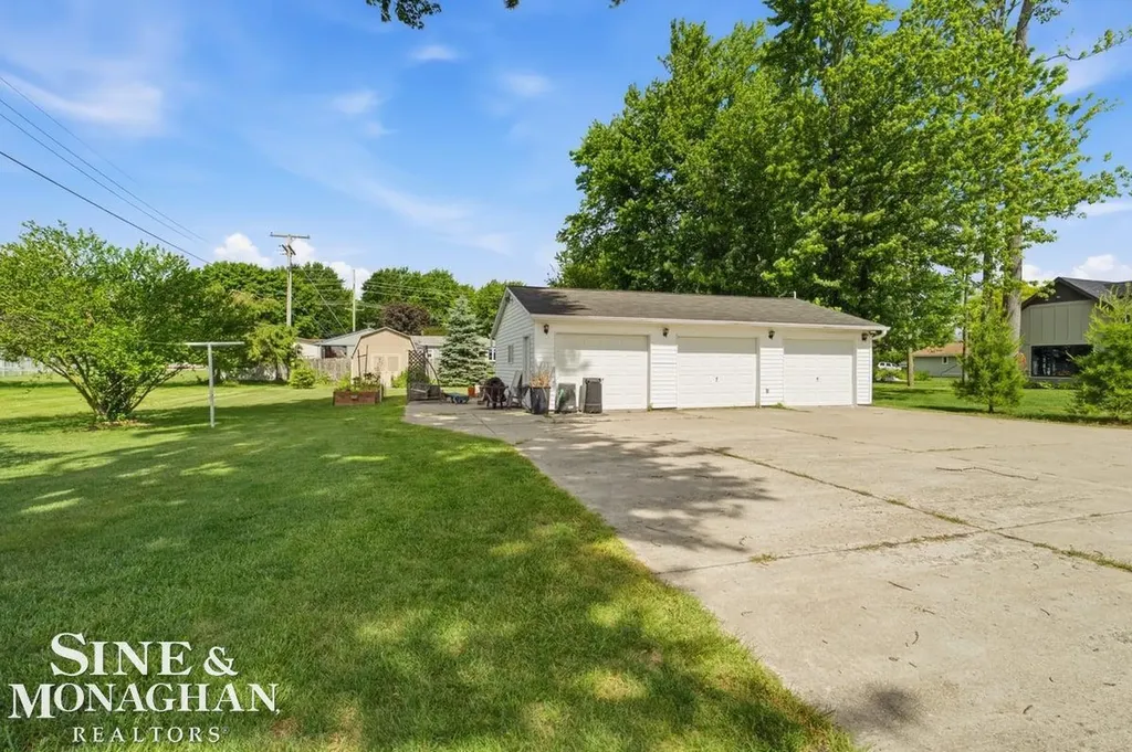 6036 River Road East China Township MI 48054