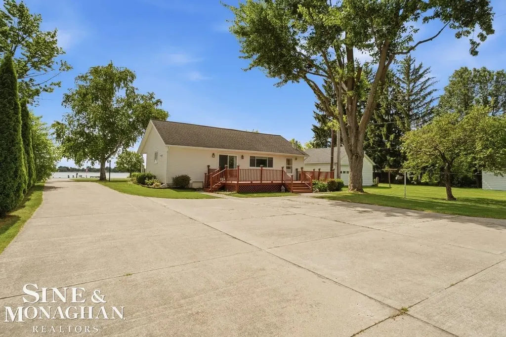 6036 River Road East China Township MI 48054