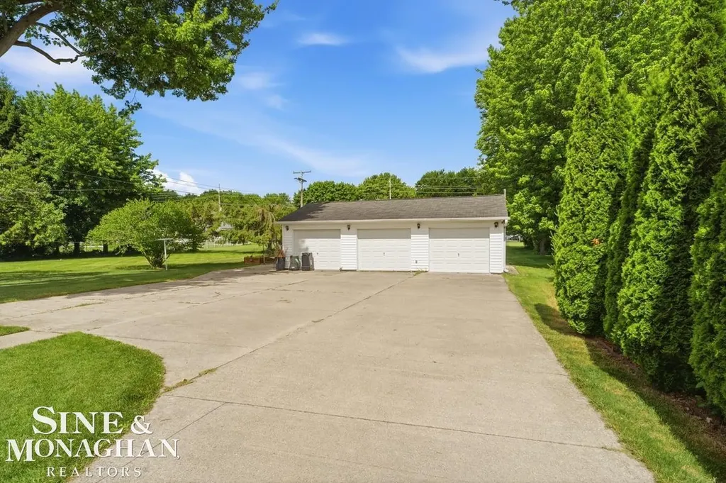 6036 River Road East China Township MI 48054