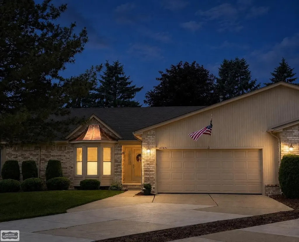 41371 Carmelo W Drive Clinton Charter Township MI 48038