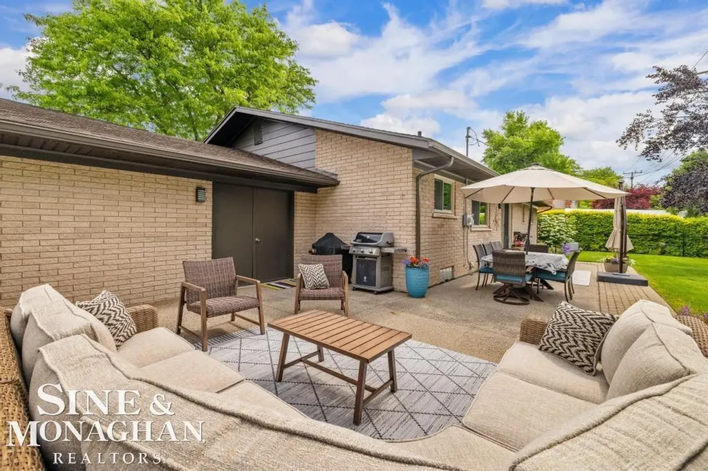 1045 Marian Court Grosse Pointe Woods City MI 48236