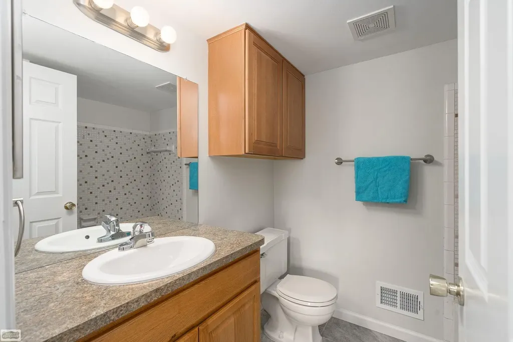 29200 Gloede Street Warren City MI 48088