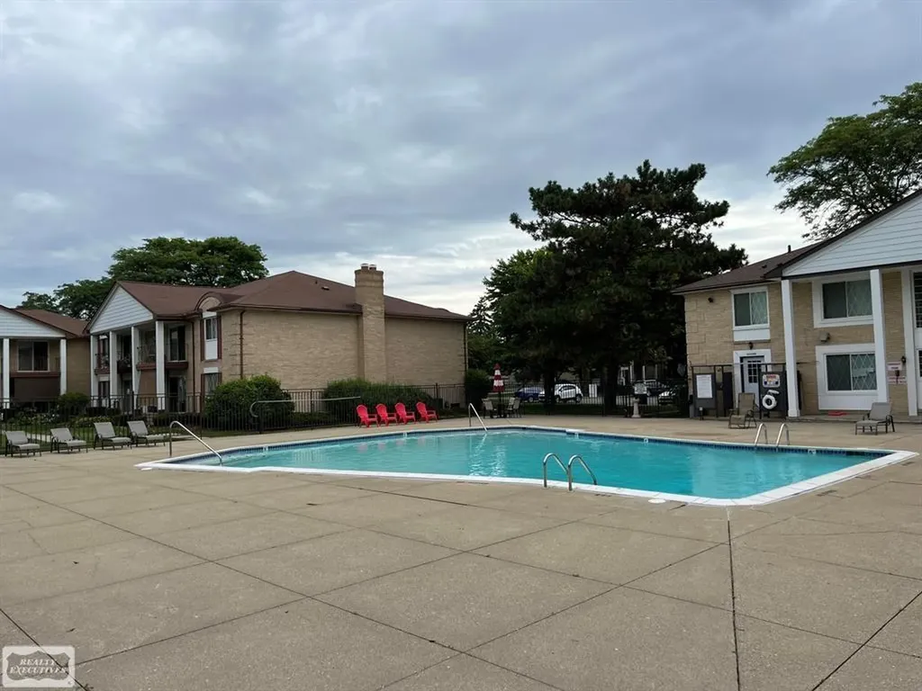 29200 Gloede Street Warren City MI 48088