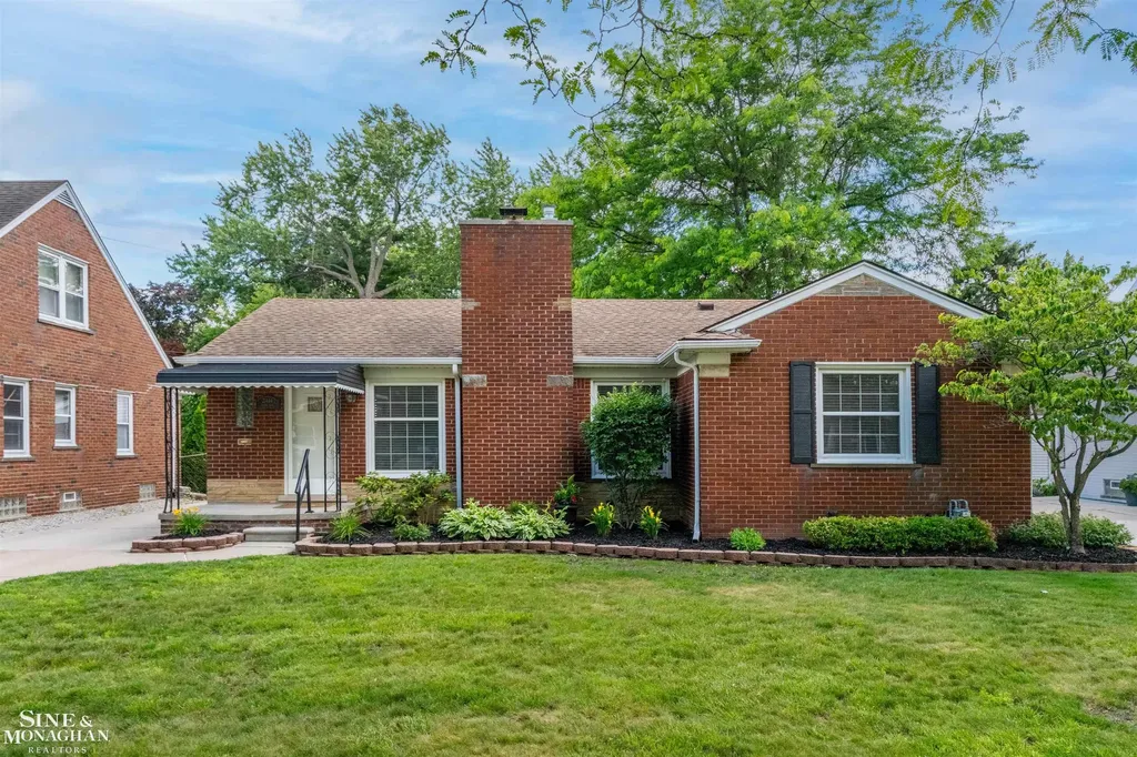 21444 Severn Road Harper Woods City MI 48225