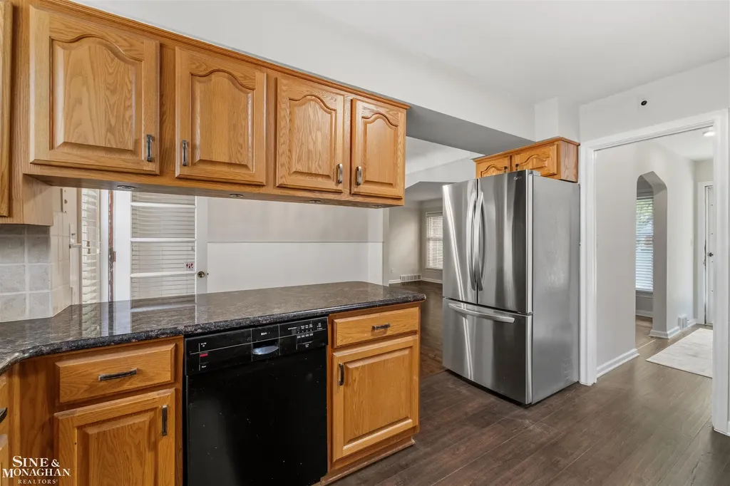 21444 Severn Road Harper Woods City MI 48225