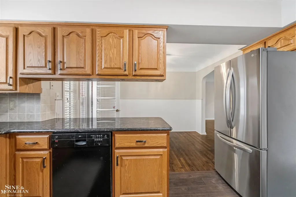 21444 Severn Road Harper Woods City MI 48225