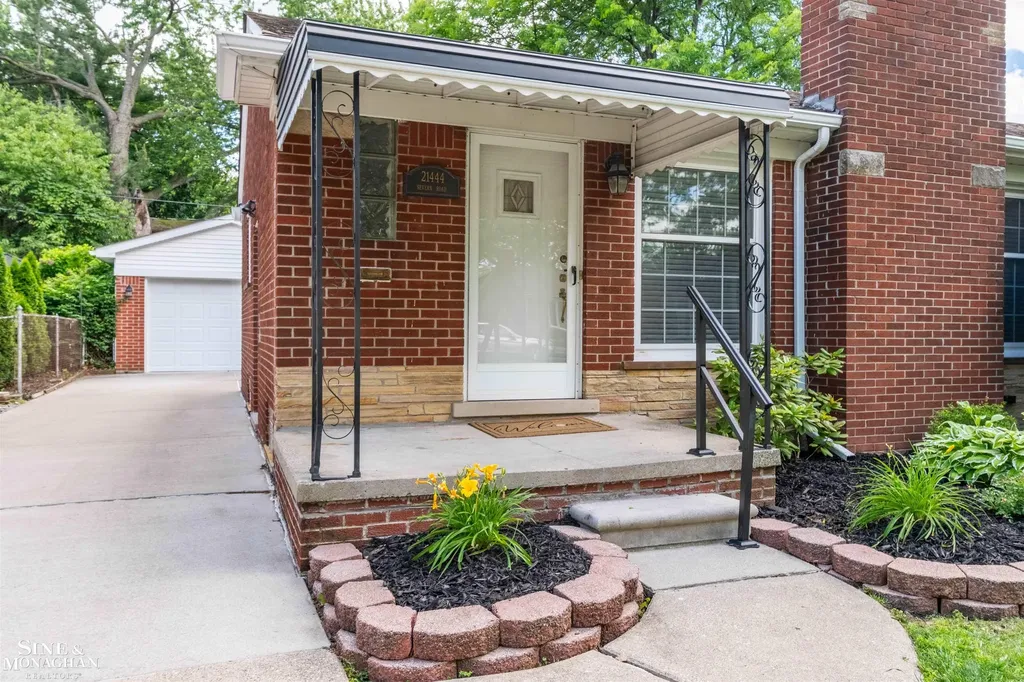 21444 Severn Road Harper Woods City MI 48225