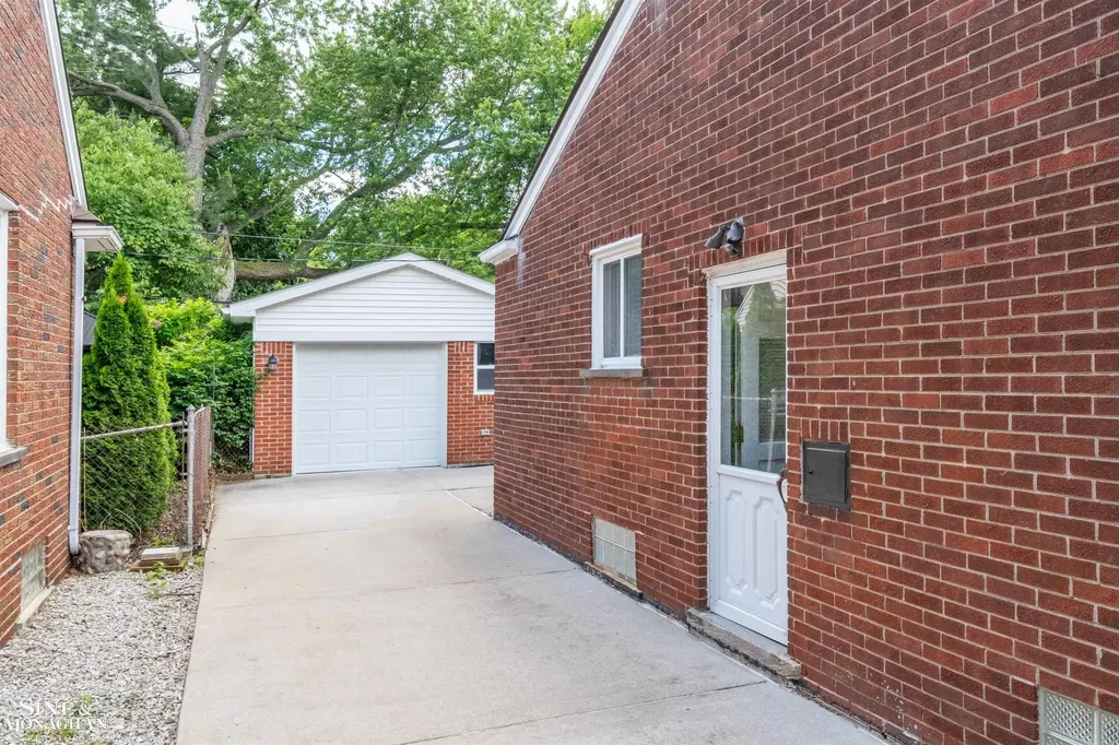 21444 Severn Road Harper Woods City MI 48225