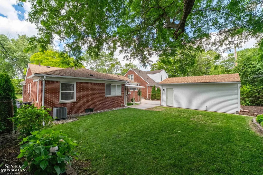 21444 Severn Road Harper Woods City MI 48225