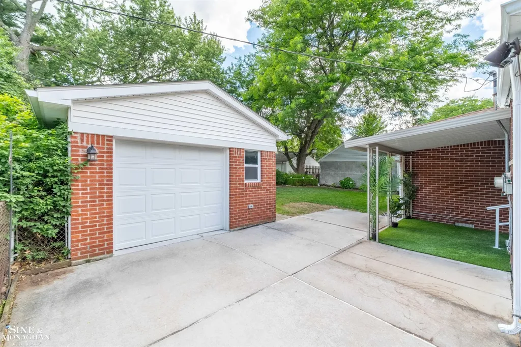 21444 Severn Road Harper Woods City MI 48225
