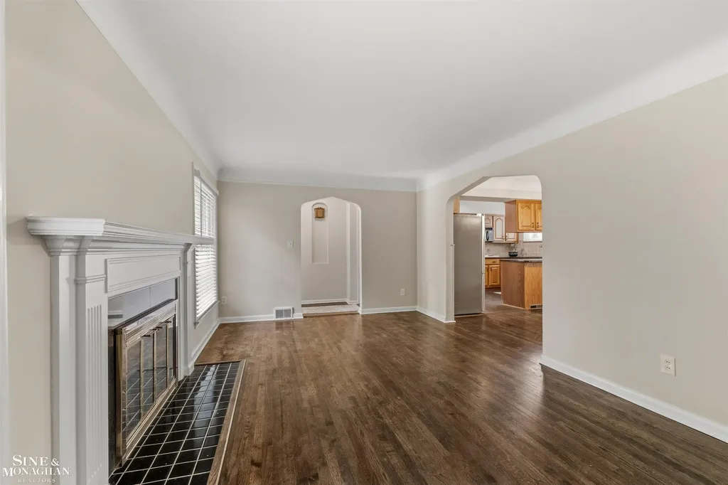 21444 Severn Road Harper Woods City MI 48225