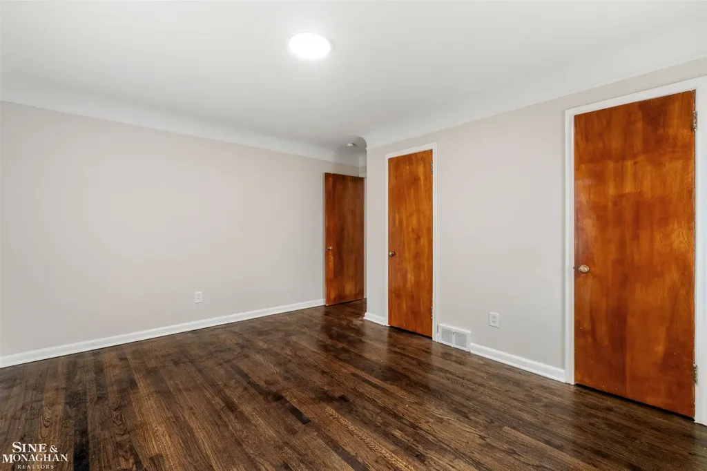 21444 Severn Road Harper Woods City MI 48225